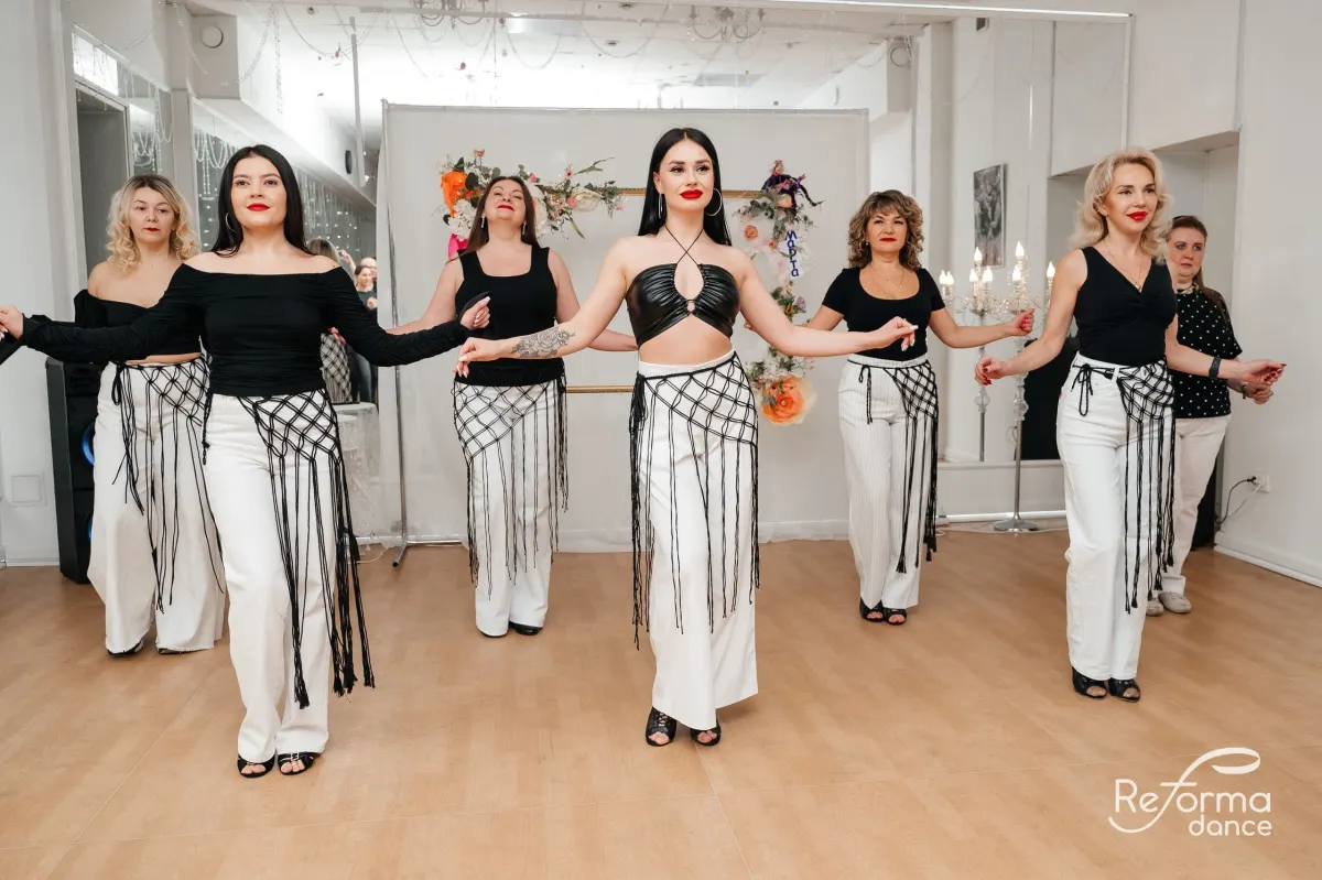 Танцовщица в движении — бачата Lady Style